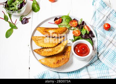 Cuisine ouzbek orientale Tatar, cheburek avec viande et fromage suluguni. Plat traditionnel de Tatars turcs et de Crimée. Maison Banque D'Images