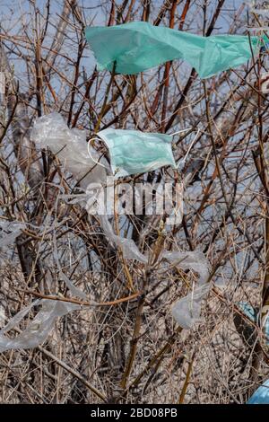 4 avril 2020, région d'Odessa, Ukraine, Europe de l'est: Le coronavirus (COVID-19) contribue à la pollution, car les masques de visage jetés enchevêtraient les parcs urbains et les rues de la ville avec le plastique et d'autres ordures. Problème de pollution écologique. (Image crédit: © Andrey Nekrasov/ZUMA Wire) Banque D'Images