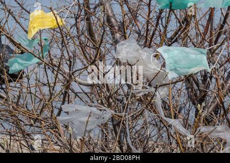 4 avril 2020, région d'Odessa, Ukraine, Europe de l'est: Le coronavirus (COVID-19) contribue à la pollution, car les masques de visage jetés enchevêtraient les parcs urbains et les rues de la ville avec le plastique et d'autres ordures. Problème de pollution écologique. (Image crédit: © Andrey Nekrasov/ZUMA Wire) Banque D'Images