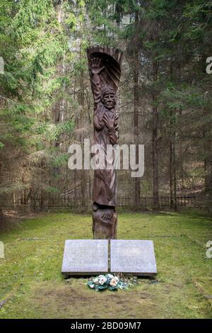 Site et tombe du massacre massif des Juifs dans la forêt. Monument commémoratif à la mémoire des victimes de l'Holocauste à Trakai, Vilnius, Lituanie avec statue Banque D'Images