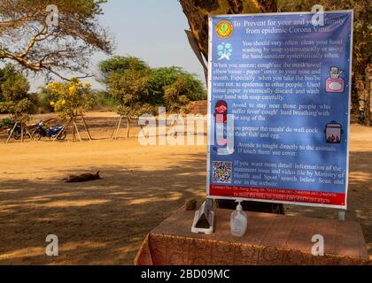 Crise de Corona : panneau d'affichage avec avertissements et conseils près d'un complexe de temple à Bagan, au Myanmar Banque D'Images