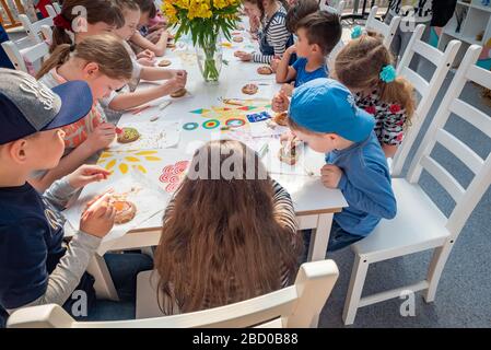 Russie, Moscou, 26 avril 2019 : Master class sur la place Manezhnaya pour les enfants à Pâques. Enfants d'âge préscolaire à un cours de maître sur pain d'épice Banque D'Images
