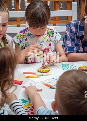Russie, Moscou, 26 avril 2019 : Master class sur la place Manezhnaya pour les enfants à Pâques. Enfants d'âge préscolaire à un cours de maître sur pain d'épice Banque D'Images