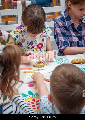 Russie, Moscou, 26 avril 2019 : Master class sur la place Manezhnaya pour les enfants à Pâques. Enfants d'âge préscolaire à un cours de maître sur pain d'épice Banque D'Images