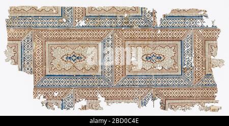 Fragment de flanc. Recherche dans ProgressVariant d'un bloc de brique ou d'ashlar, imprimé en brun rougeâtre, bleu et gris sur un sol poli blanc, rectangles horizontaux disposés comme des pierres dans un mur, composé de scrollwork. Fragment de flanc Banque D'Images