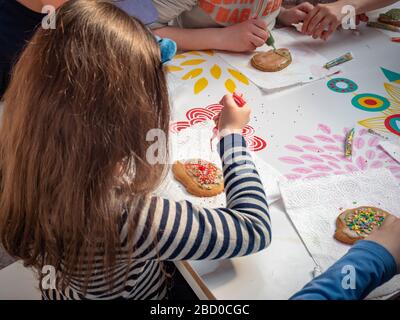 Russie, Moscou, 26 avril 2019 : Master class sur la place Manezhnaya pour les enfants à Pâques. Enfants d'âge préscolaire à un cours de maître sur pain d'épice Banque D'Images