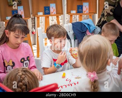 Russie, Moscou, 26 avril 2019 : Master class sur la place Manezhnaya pour les enfants à Pâques. Enfants d'âge préscolaire à un cours de maître sur pain d'épice Banque D'Images