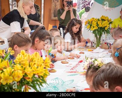 Russie, Moscou, 26 avril 2019 : Master class sur la place Manezhnaya pour les enfants à Pâques. Enfants d'âge préscolaire à un cours de maître sur pain d'épice Banque D'Images