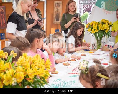 Russie, Moscou, 26 avril 2019 : Master class sur la place Manezhnaya pour les enfants à Pâques. Enfants d'âge préscolaire à un cours de maître sur pain d'épice Banque D'Images