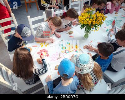 Russie, Moscou, 26 avril 2019 : Master class sur la place Manezhnaya pour les enfants à Pâques. Enfants d'âge préscolaire à un cours de maître sur pain d'épice Banque D'Images