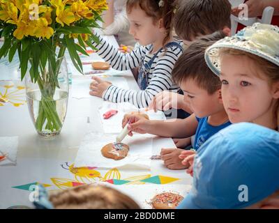 Russie, Moscou, 26 avril 2019 : Master class sur la place Manezhnaya pour les enfants à Pâques. Enfants d'âge préscolaire à un cours de maître sur pain d'épice Banque D'Images