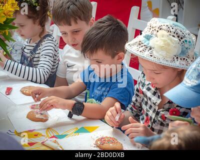 Russie, Moscou, 26 avril 2019 : Master class sur la place Manezhnaya pour les enfants à Pâques. Enfants d'âge préscolaire à un cours de maître sur pain d'épice Banque D'Images