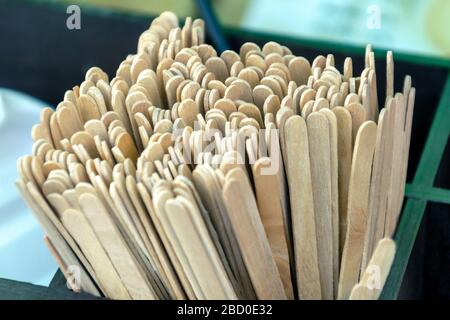 bâtonnets en bois pour mélanger le café et les boissons chaudes. fond de baguettes en bois. bâtonnets d'agitation environnementale Banque D'Images