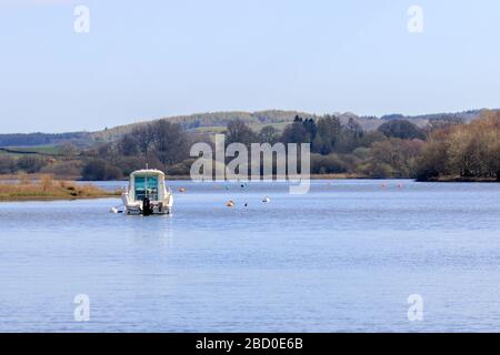 Petit bateau à moteur ancré sur le verrou Ken Dumfries et Galloway Banque D'Images