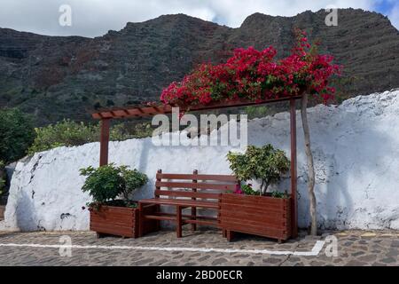 Un banc en bois idyllique dans les montagnes Banque D'Images