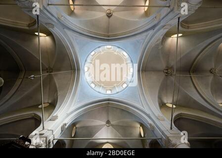 Plafond symétrique d'une cathédrale orthodoxe orientale de style byzantin Banque D'Images