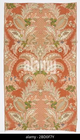 Textile. Recherche en soie tissée de style "dentelle" avec son design symmetique autour d'un axe vertical. Feuillages exotiques, brocart blanc avec fils métalliques vert, bleu, jaune et or sur fond rose profond. Textile Banque D'Images