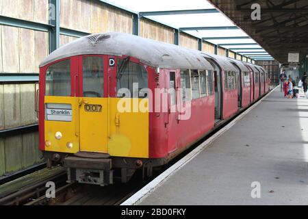 Métro EX London Classe 483 No 007 train électrique à unités multiples à la gare Ryde Pier Head le 28 juillet 2015 Banque D'Images