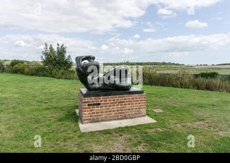 Sculpture Henry Moore - Reclining Figure, bunched 1969 - à l'extérieur de la salle de concert, Sracé maltings, Suffolk, Royaume-Uni Banque D'Images