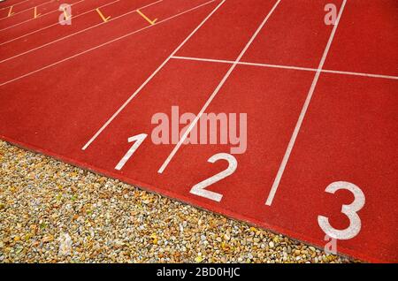 Piste de sport pour le jogging, la course à pied, le sprint, la forme physique ou les exercices avec des chiffres sur la ligne de départ Banque D'Images