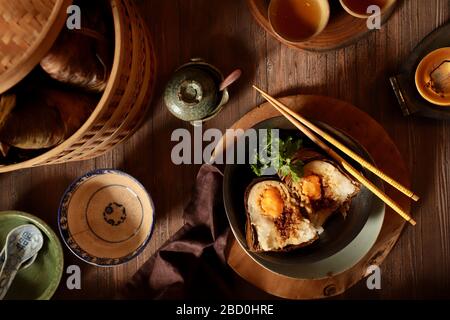 Zongzi. Boulettes de riz glutineux chinoises cuites à la vapeur dans un emballage de feuilles de bambou Banque D'Images