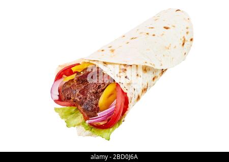 Bœuf roulé ou Shawarma ou Doner isolé sur fond blanc. Tomate shawarma, oignon rouge, laitue, poivron et viande de boeuf. Restauration rapide, isoler Banque D'Images