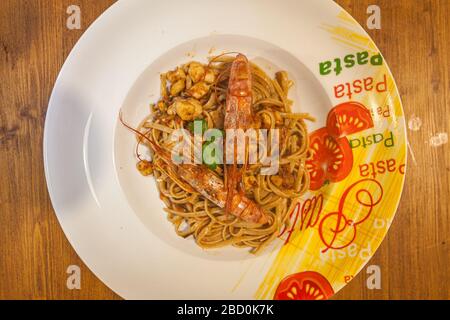 Plat de linguine avec crevettes sur fond en bois Banque D'Images