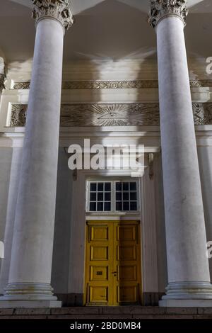 Porte de l'entrée principale de la cathédrale d'Helsinki sans personne Banque D'Images