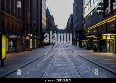 La Finlande a fermé tous les restaurants en raison de la crise actuelle de la couronne. Cela a vidé les rues d'Helsinki. Pas de vie nocturne même en week-end. Banque D'Images