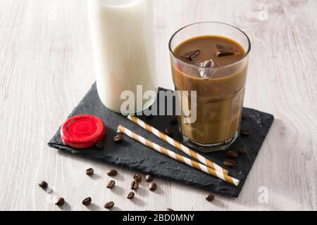 Café glacé ou Latte à la caffe dans un grand verre sur une table en bois Banque D'Images