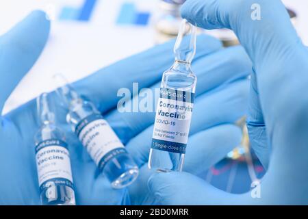 Coronavirus COVID-19 petit flacon de vaccin à dose unique dans le concept de mains scientifiques. Recherche pour un nouveau médicament de vaccination contre le virus corona. Banque D'Images