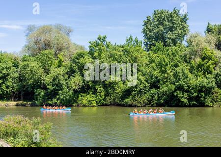 Tokaj, Hongrie - 12 mai 2018 : groupe de jeunes en canoë sur la rivière Tisza Banque D'Images