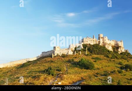 Ruine de Château de Spissky en Slovaquie au lever du soleil Banque D'Images