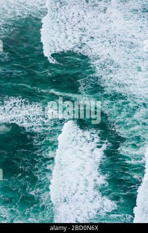 Émeraude vert océan vagues aériennes drone vue de dessus Banque D'Images