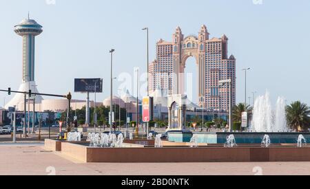 Abu Dhabi, Emirats Arabes Unis - 9 avril 2019 : vue sur la rue du port de plaisance d'Abu Dhabi Al Marina Banque D'Images