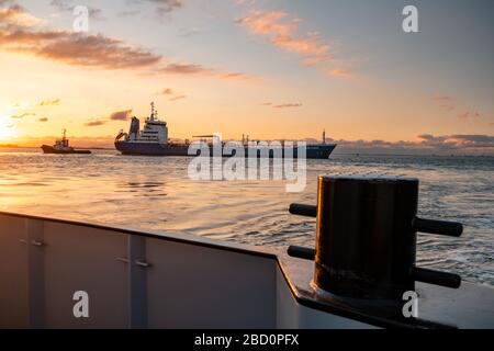 Pétrolier et gazier en mer au coucher du soleil, navire de transport de produits chimiques gros pétrolier en mer au coucher du soleil, navire de transport industriel Banque D'Images