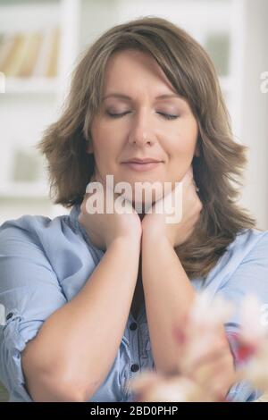 Femme pratiquant le Reiki le transfert d'énergie par l'autonomie des palmiers, une sorte de médecine énergétique. Banque D'Images