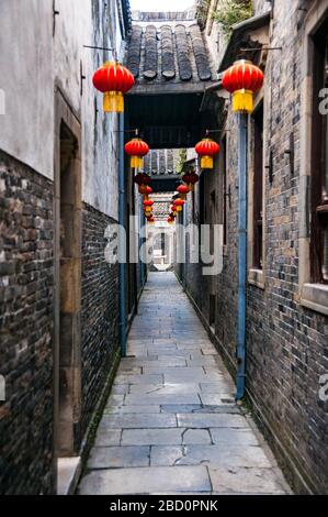 Une allée entre les vieux bâtiments de la région de la rue Dongguan de Yangzhou, province du Jiangsu, Chine. Banque D'Images