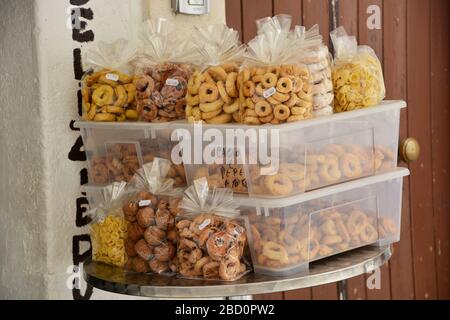 Bari, Italie-avril 2019: Sacs de Gfit et boîtes de stockage remplis de spécialités locales: Taralli qui sont des collations sucrées ou salées Banque D'Images