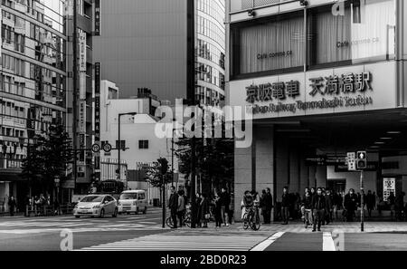 Photo en noir et blanc d'une intersection à Osaka, à côté de la gare de Keihan Temmabashi. Banque D'Images