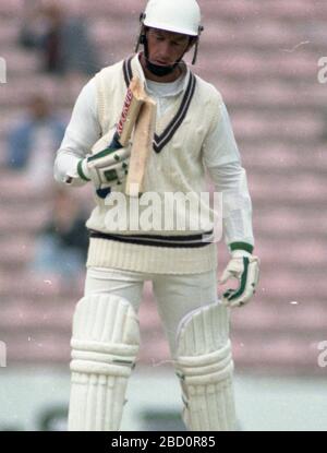 The Oval, Londres, 19 mai 1990. Surrey/Hampshire. Le batteur d'ouverture de Surrey, la chauve-souris de Grahame Clinton, se casse d'une livraison par Kevin Shine du Hampshire. Photo de Tony Henshaw Banque D'Images