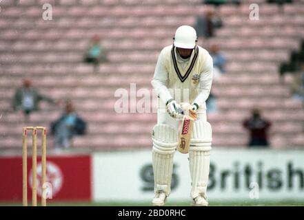 The Oval, Londres, 19 mai 1990. Surrey/Hampshire. Le batteur d'ouverture de Surrey, la chauve-souris de Grahame Clinton, se casse d'une livraison par Kevin Shine du Hampshire. Photo de Tony Henshaw Banque D'Images