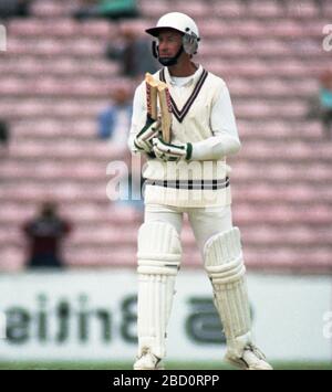 The Oval, Londres, 19 mai 1990. Surrey/Hampshire. Le batteur d'ouverture de Surrey, la chauve-souris de Grahame Clinton, se casse d'une livraison par Kevin Shine du Hampshire. Photo de Tony Henshaw Banque D'Images