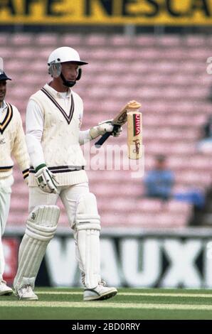 The Oval, Londres, 19 mai 1990. Surrey/Hampshire. Le batteur d'ouverture de Surrey, la chauve-souris de Grahame Clinton, se casse d'une livraison par Kevin Shine du Hampshire. Photo de Tony Henshaw Banque D'Images