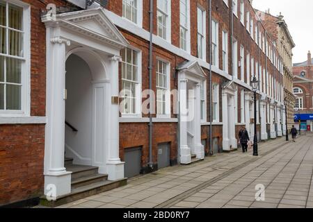 Terrasse de maisons mitoyennes géorgiennes en brique rouge, aujourd'hui transformées en bureaux sur la rue Parliament à Kingston sur Hull, dans le Yorkshire de l'est Banque D'Images