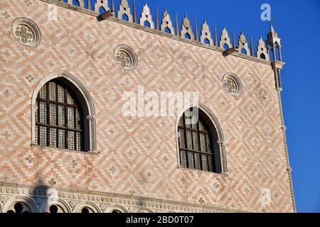 Venise, Italie-février 2020; vue à angle bas d'une partie de la façade du palais des doges sur la place Saint-Marc contre un ciel bleu clair Banque D'Images