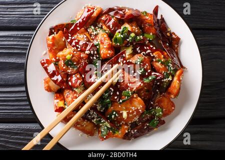 Le poulet Sichuan mala très épicé est un plat populaire en Chine gros plan dans une assiette sur la table. Vue de dessus horizontale Banque D'Images