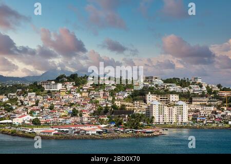 Maisons et appartements colorés sur la colline en Martinique Banque D'Images