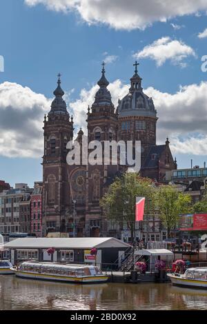 Amsterdam, Pays-Bas - 02 juillet 2019 : la basilique Saint-Nicolas est une église catholique romaine située dans le quartier du Vieux Centre d'Amsterdam. Banque D'Images