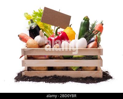 Légumes biologiques dans une boîte rustique en bois et un topsol avec étiquette carrée en carton. Étiquette de prix, étiquette cadeau, étiquette de vente, étiquette isolée sur fond blanc Banque D'Images